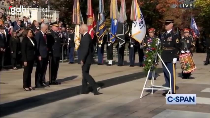 Biden Arlington'daki Gaziler Günü töreninde ne yapacağını unuttu
