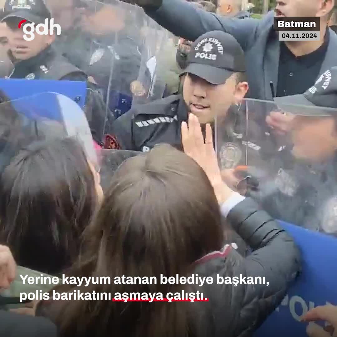 DEM Partili Batman Belediye Başkanı Gülistan Sönük, polis barikatını aştı