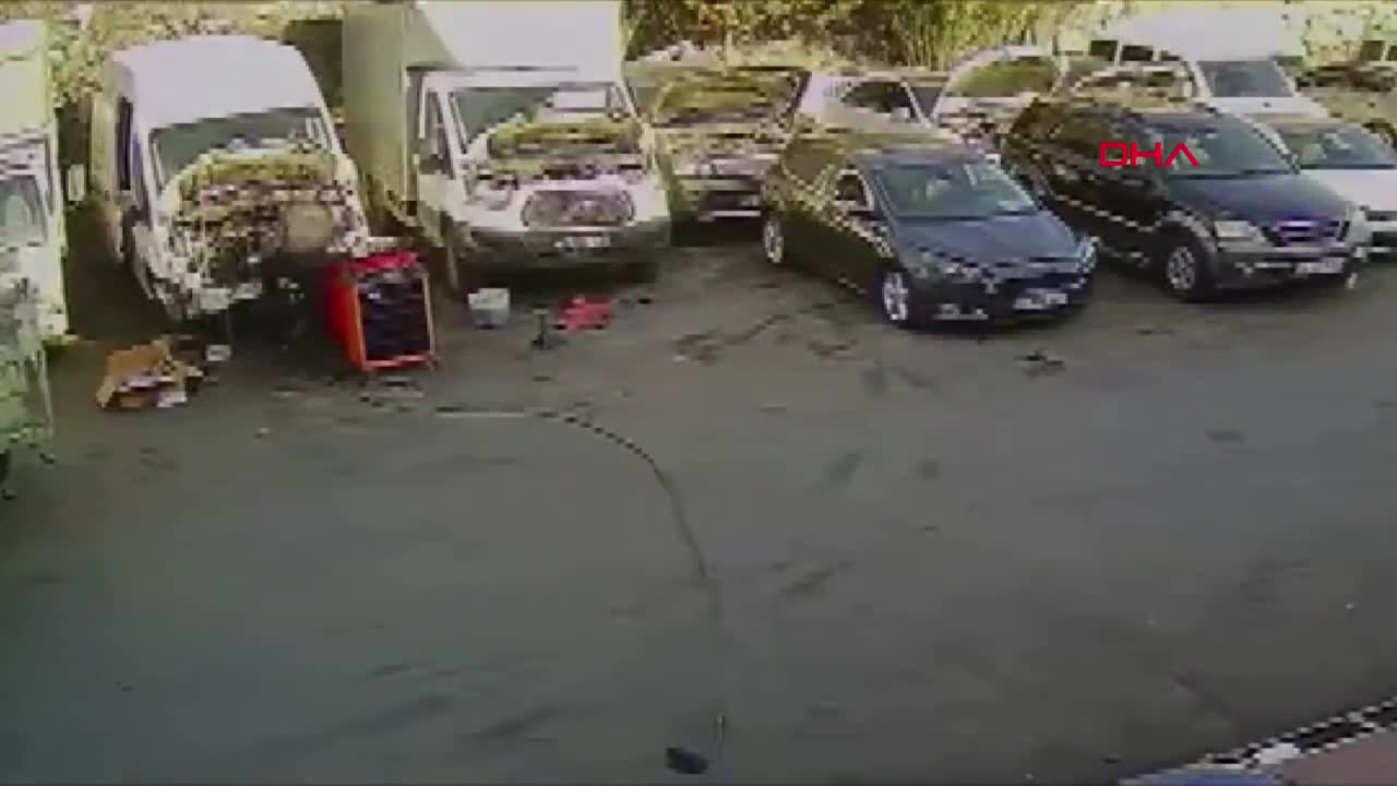 Motosiklet, başıboş köpekten kaçarken park halindeki kamyonete çarptı