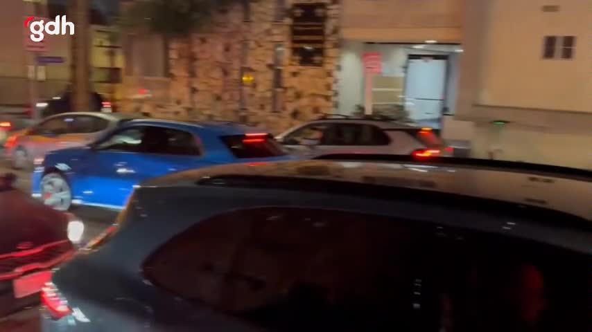 Los Angeles'ta yangından kaçan halk yollarda kuyruk oluşturdu
