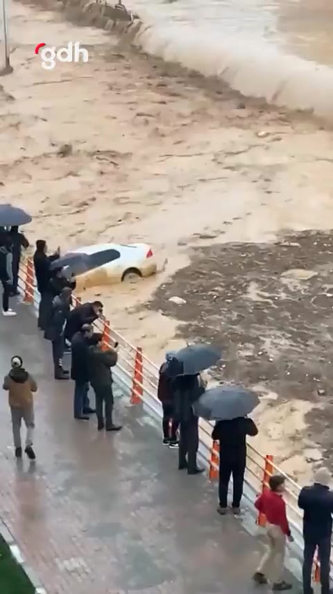 Şanlıurfa'da yağış sonrası alt geçitte mahsur kalanlar kurtarıldı