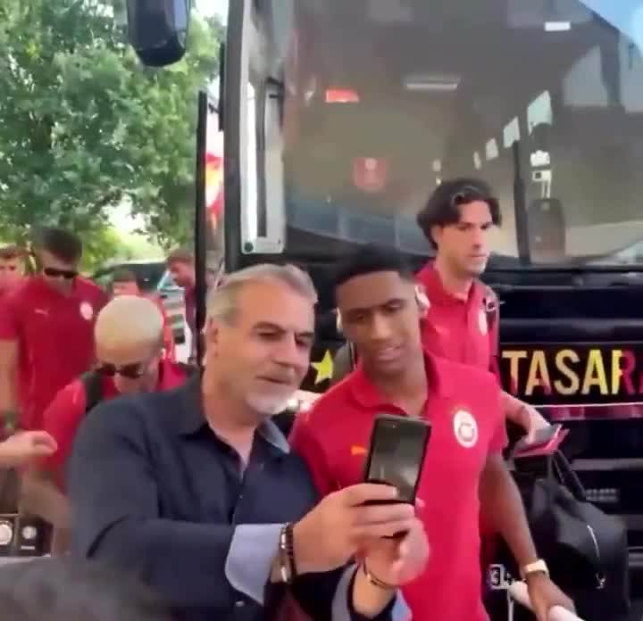 Tete'nin taraftarla fotoğraf çekerken yaşadığı duygusal anlar