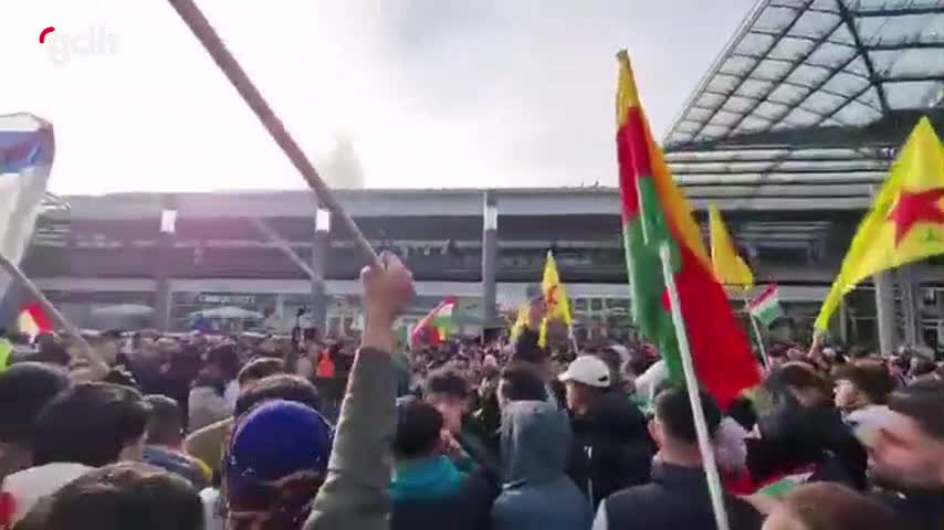 Köln'de PKK/YPG destekçileri İsrail bayrağı açtı