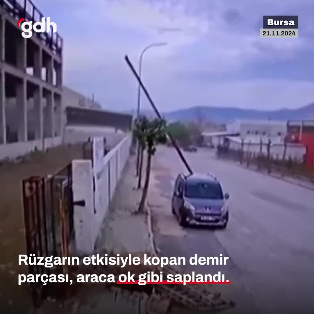 Bursa'da rüzgar çatıdan demir parçası koparıp araca saplandı