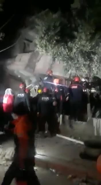 Hatay'da bina yıkıldı, 3 kişinin kurtarılması sürüyor