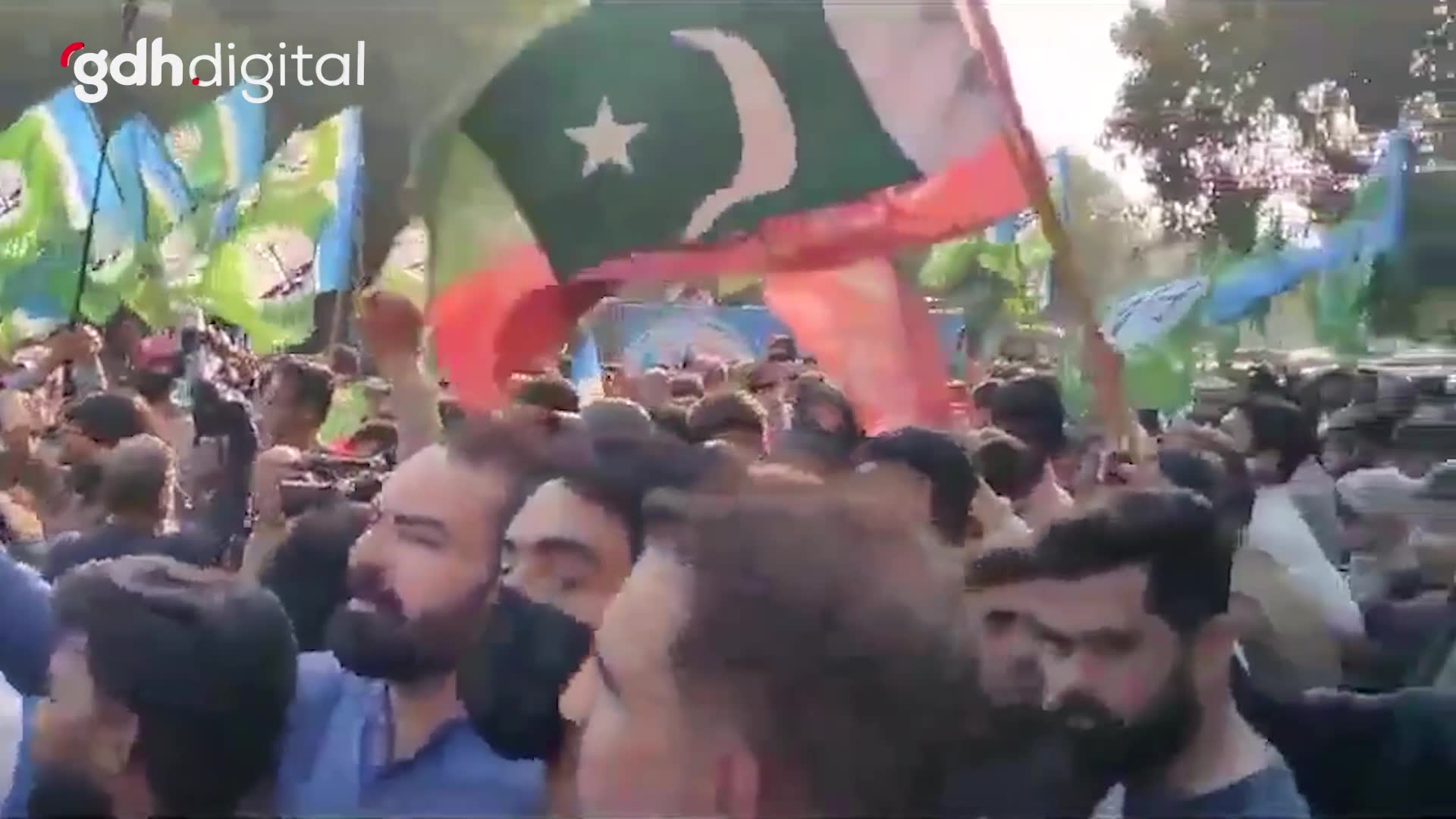 Karaçi'de PTI ve Cemiyet-i İslami, seçim hilesini protesto etti