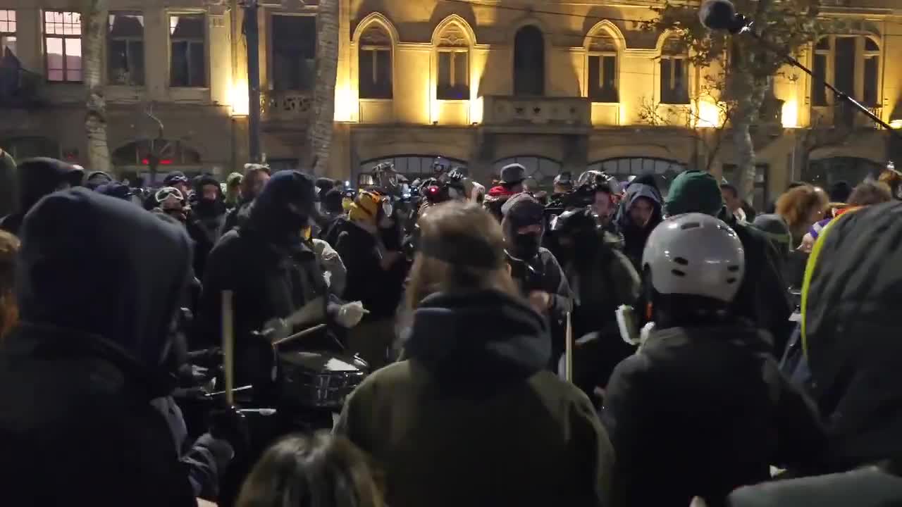 Tiflis'te AB müzakerelerini askıya alan hükümete protesto dansı