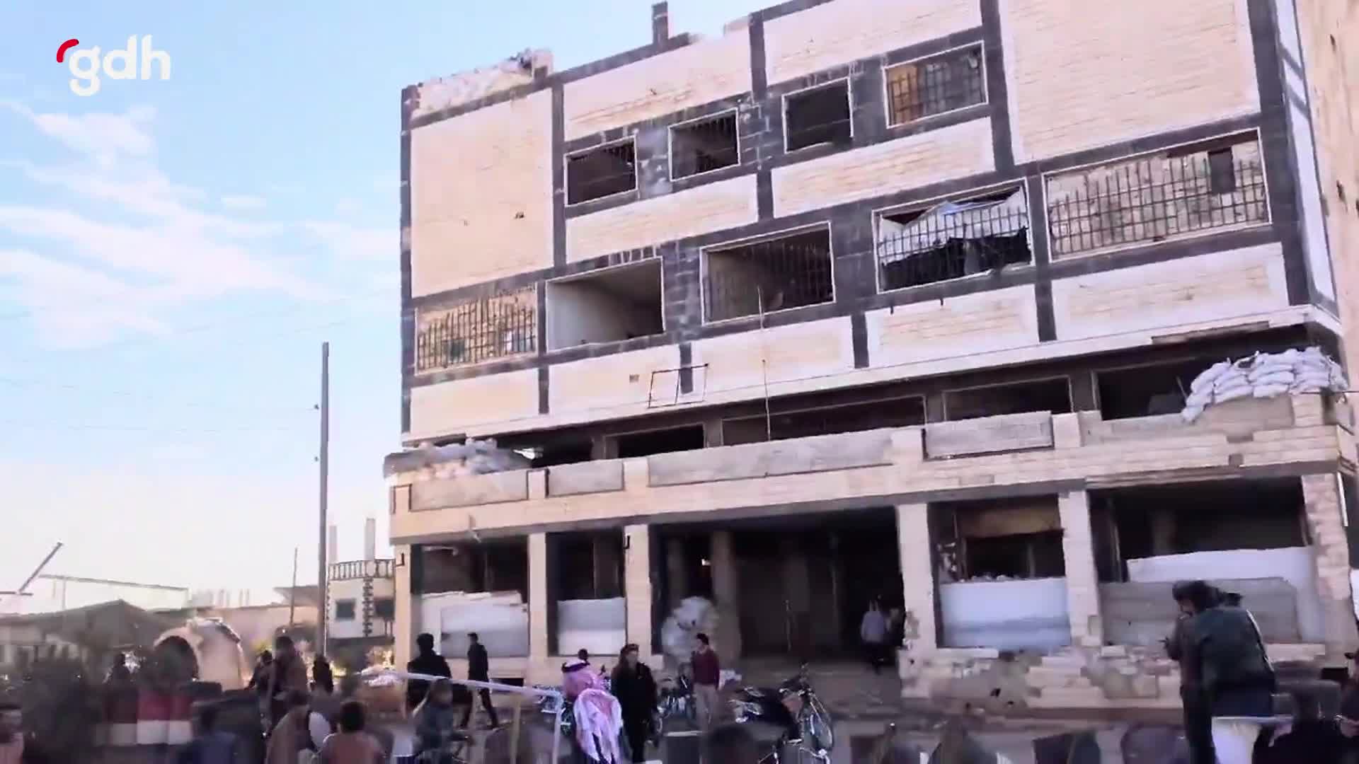 Suriyeli muhalifler, Dera'da güvenlik binasını ele geçirdi