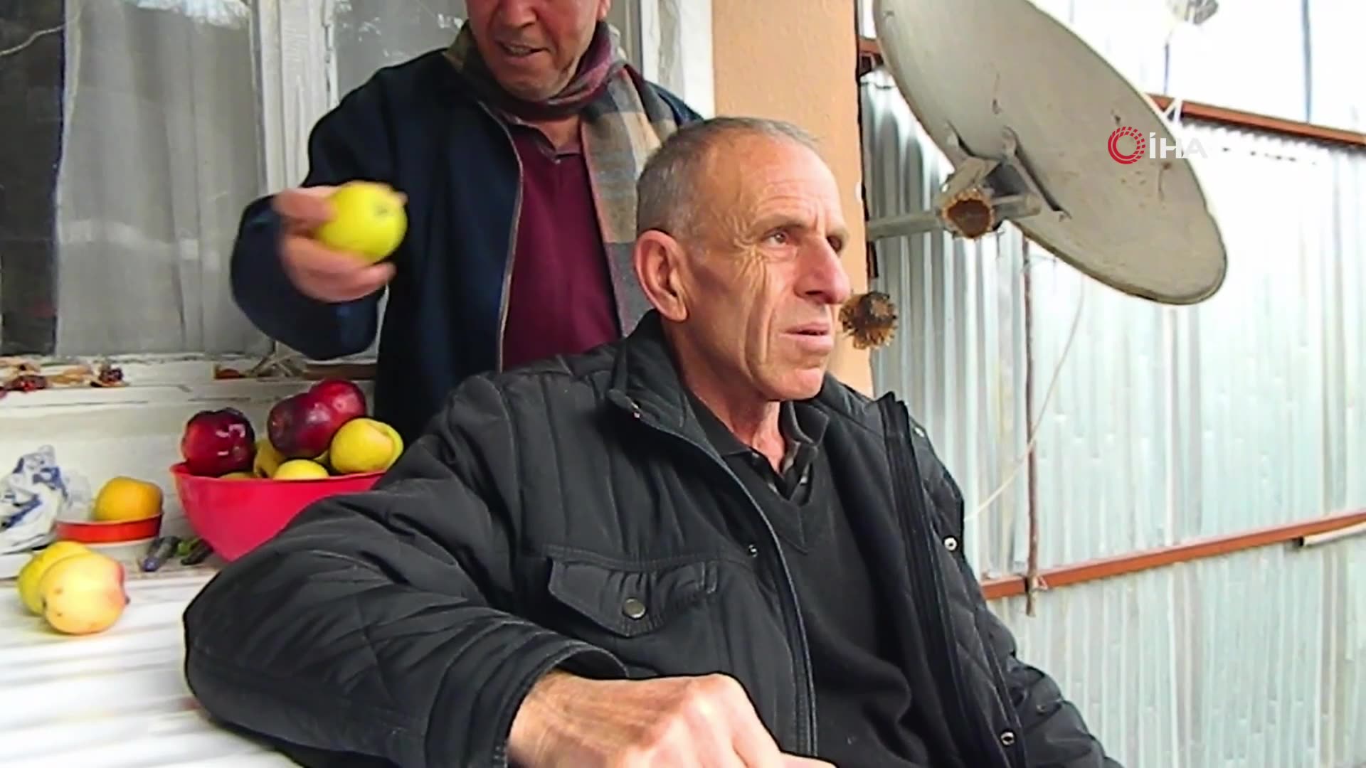 Emekli öğretmen elmaların renk ve cinsini biliyor!