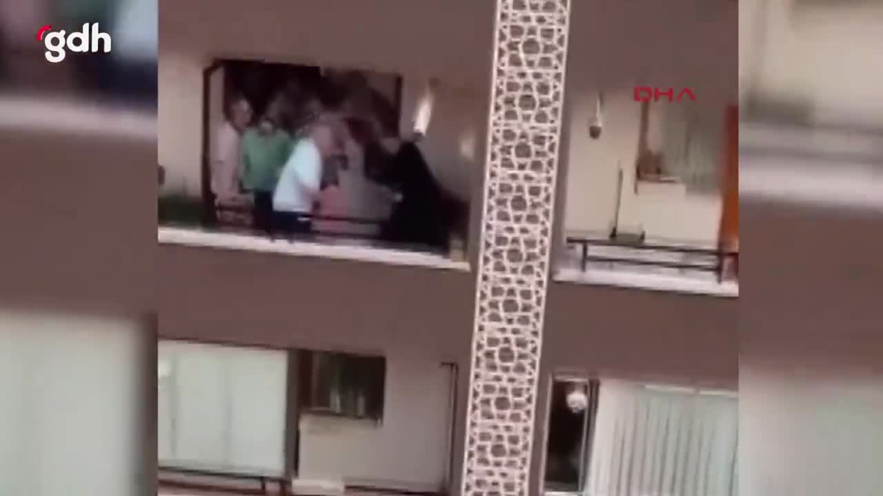 Ankara'da kızı, annesini balkonda bıçakladı!