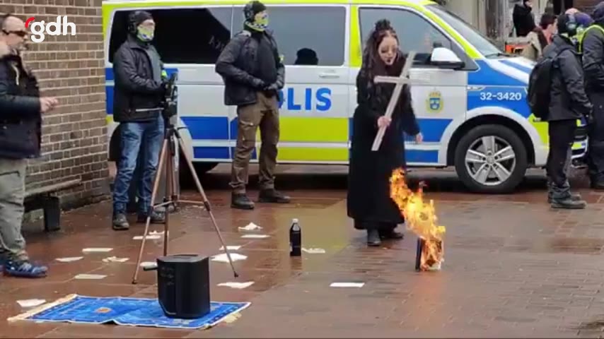 Stockholm'de Jade Sandberg Kur'an-ı Kerim yaktı