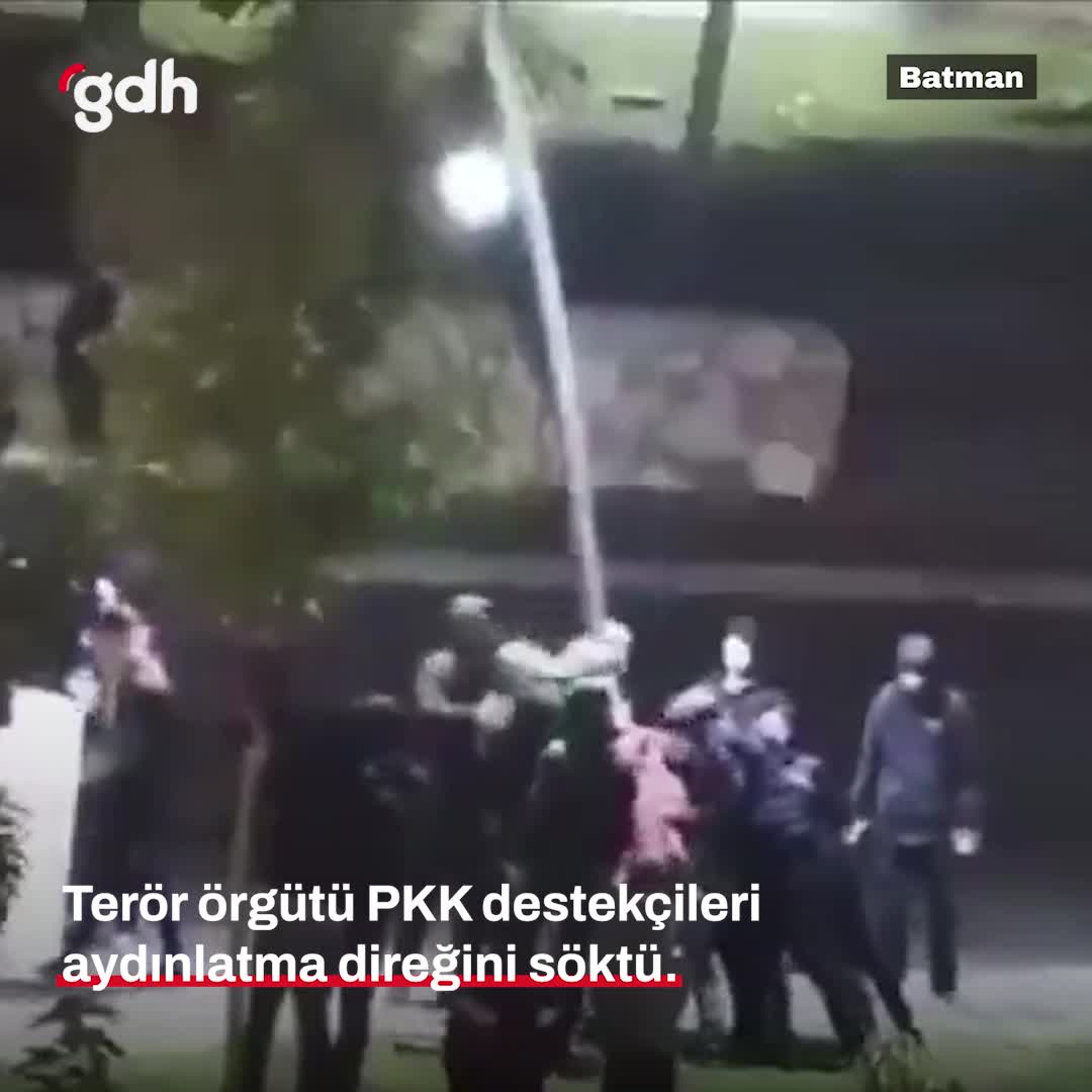 Batman'da PKK destekçileri parkta aydınlatma direğini söktü