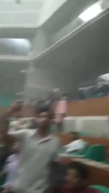 Bangladeş'te çeteler, parlamentoya baskın düzenledi