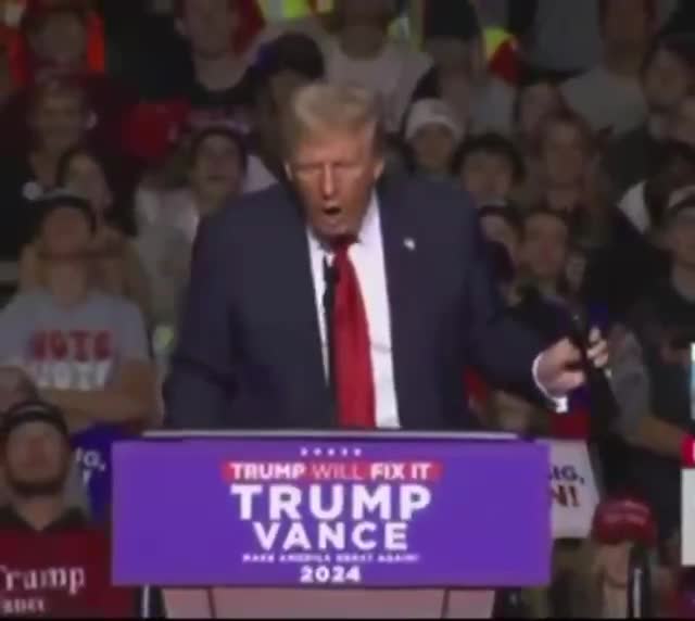 Trump'ın mikrofonla garip hareketleri viral oldu