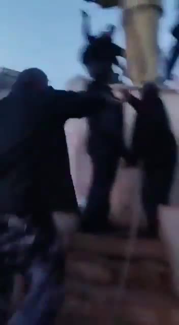Tartus'ta halk, Hafız Esad heykelini yıkıyor