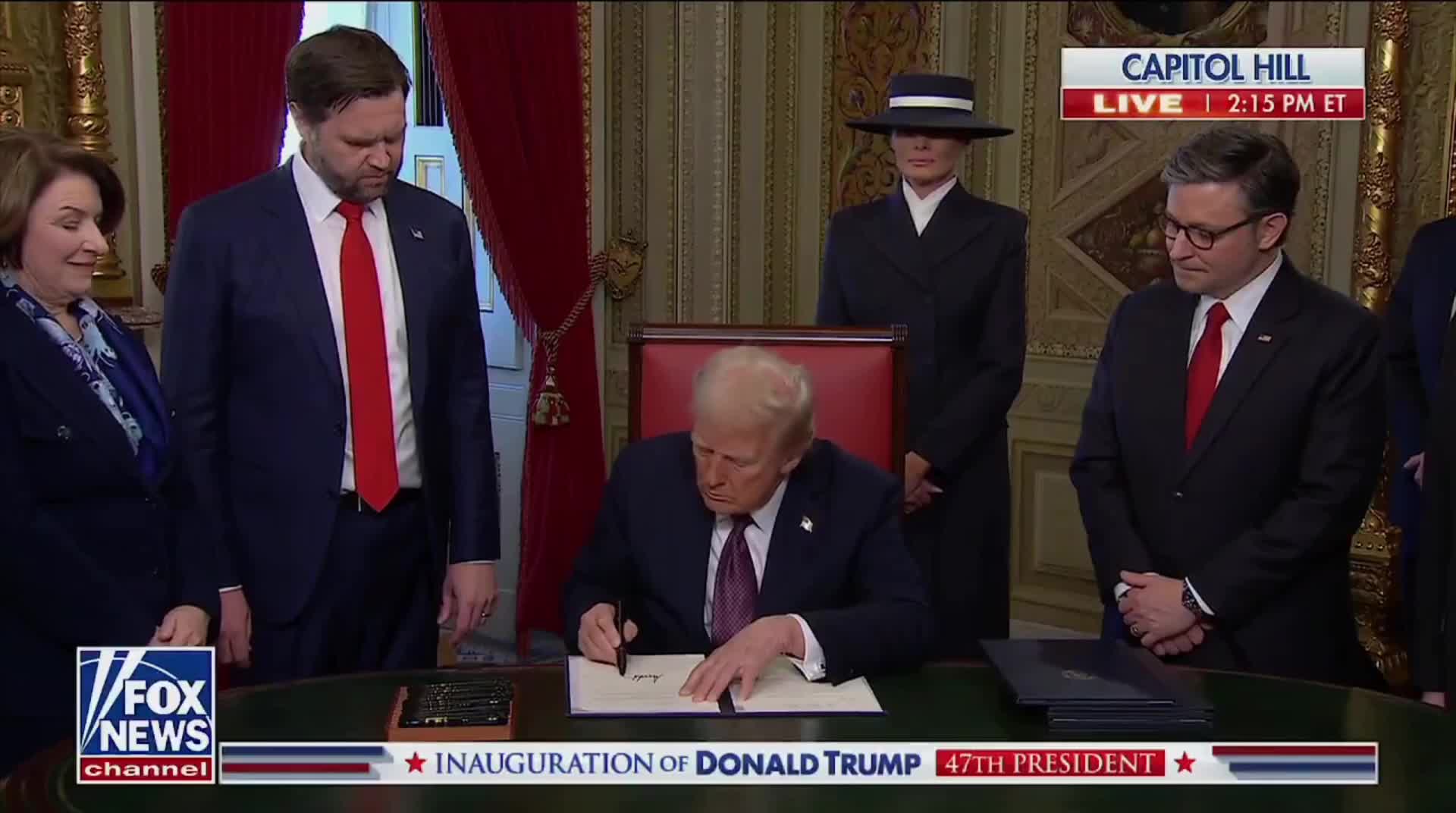 Trump, başkanlık yetkisiyle ilk imzalarını attı