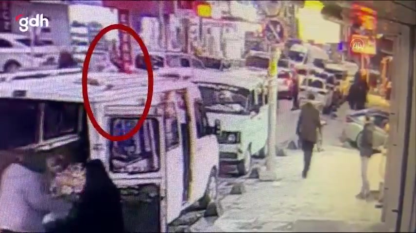 Sultangazi'de kucağındaki bebeğiyle yürüyen kadın vuruldu