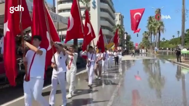 Zafer Bayramı, depremden etkilenen İskenderun'da kutlandı
