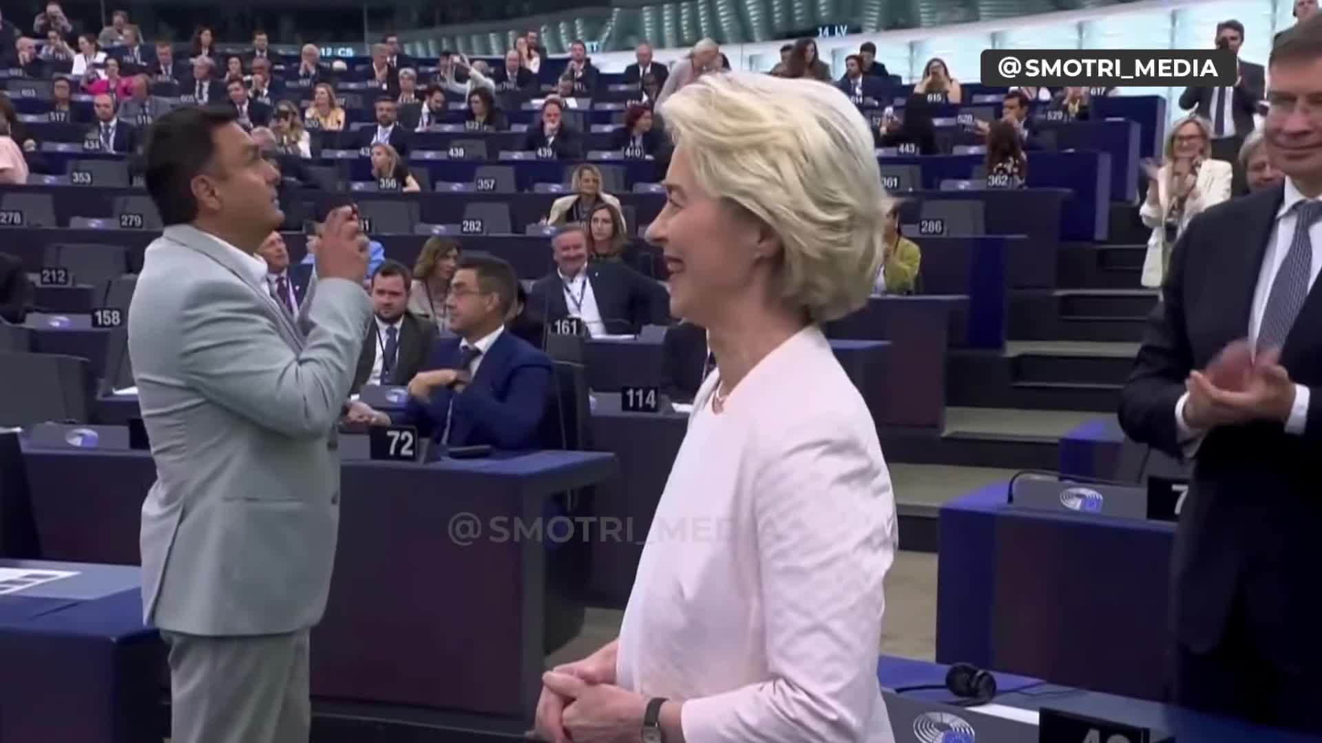 Ursula von der Leyen, Avrupa Komisyonu Başkanı tekrar seçildi