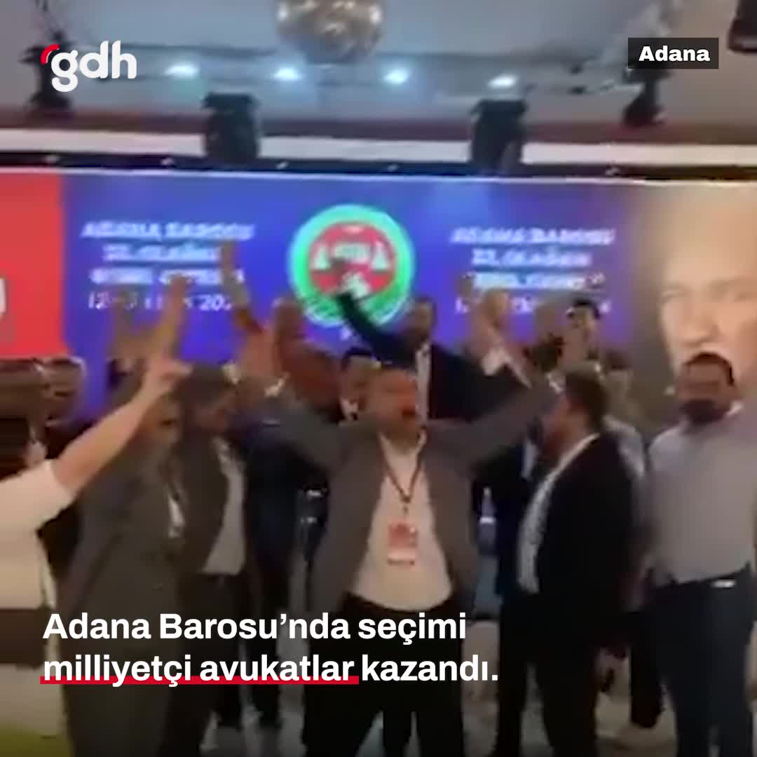 Adana Barosu'nda milliyetçi avukatlar bozkurt işareti yaptı