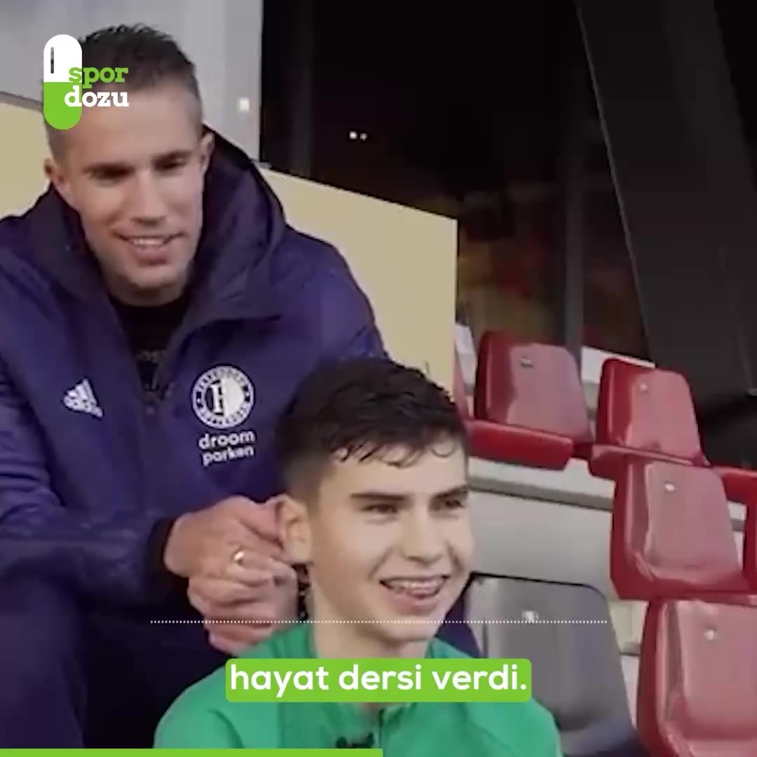 Van Persie, oğlu Shaqueel'e futbol için unutulmaz bir ders verdi