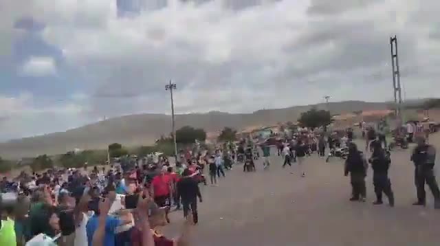 Venezuela'da ABD destekli muhalefet darbe girişiminde bulunuyor