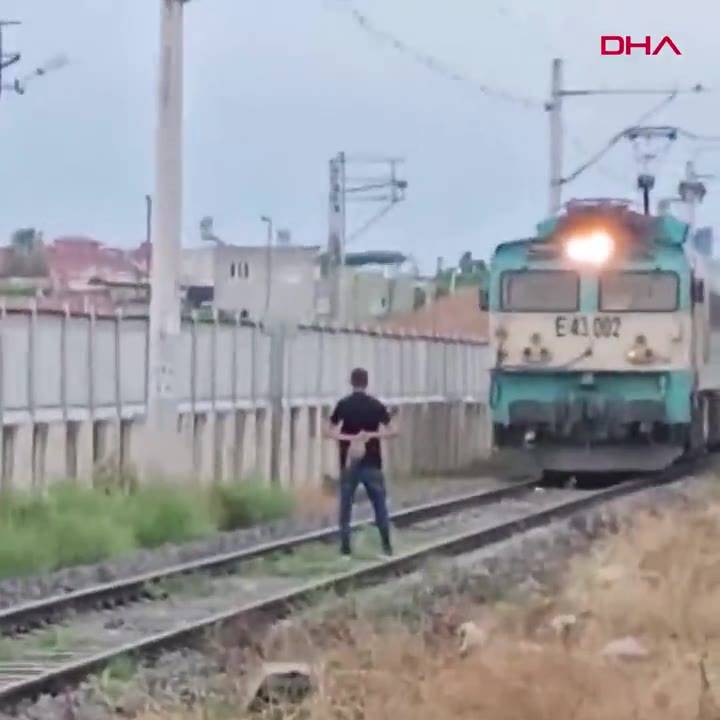 Adana'da vatandaş yük treninin önünü kesti, el salladı