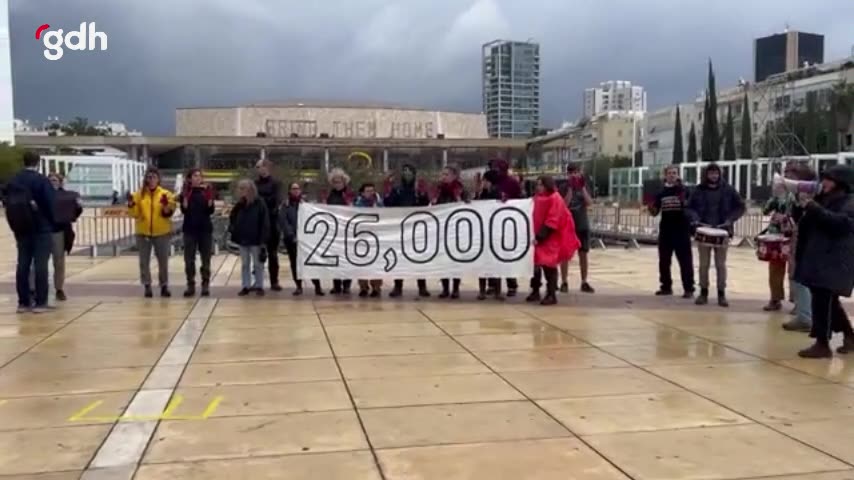 İsrail'de protestoda 26.000 sivil için pankart açıldı