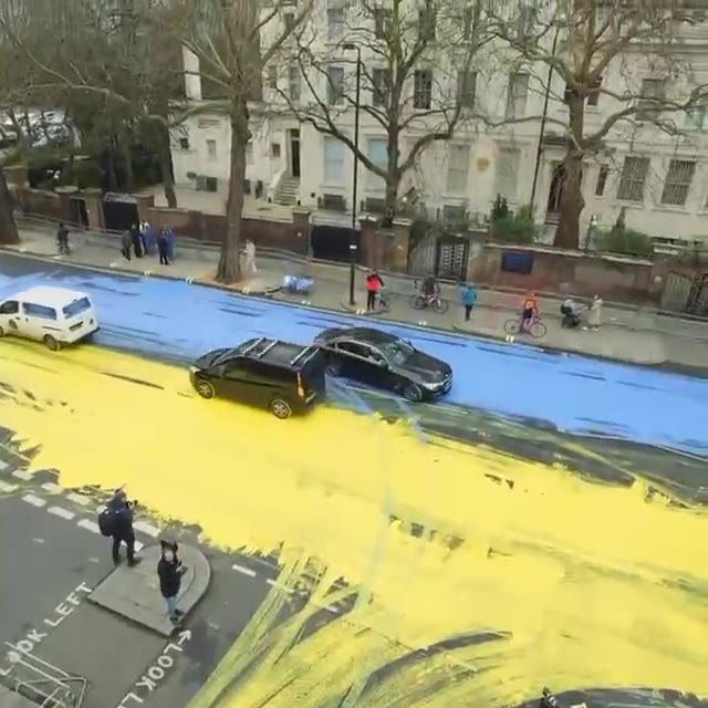 Londra'daki Rusya Büyükelçiliği önünde sarı-mavi boyama
