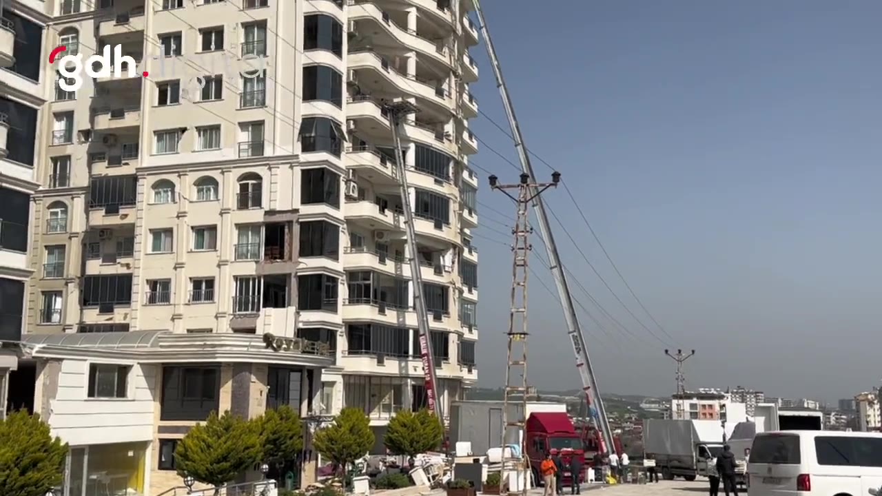 Yıkılan şehirde kurtarma çabaları: Hatay'da yürek burkan anlar