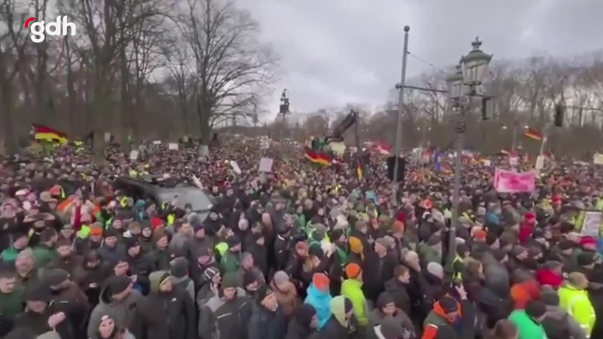 Berlin'de çiftçiler, hükümetin tarım politikalarını protesto etti
