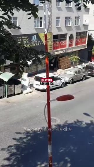 Esenyurt'ta kadınların başörtülerine saldırı girişimi