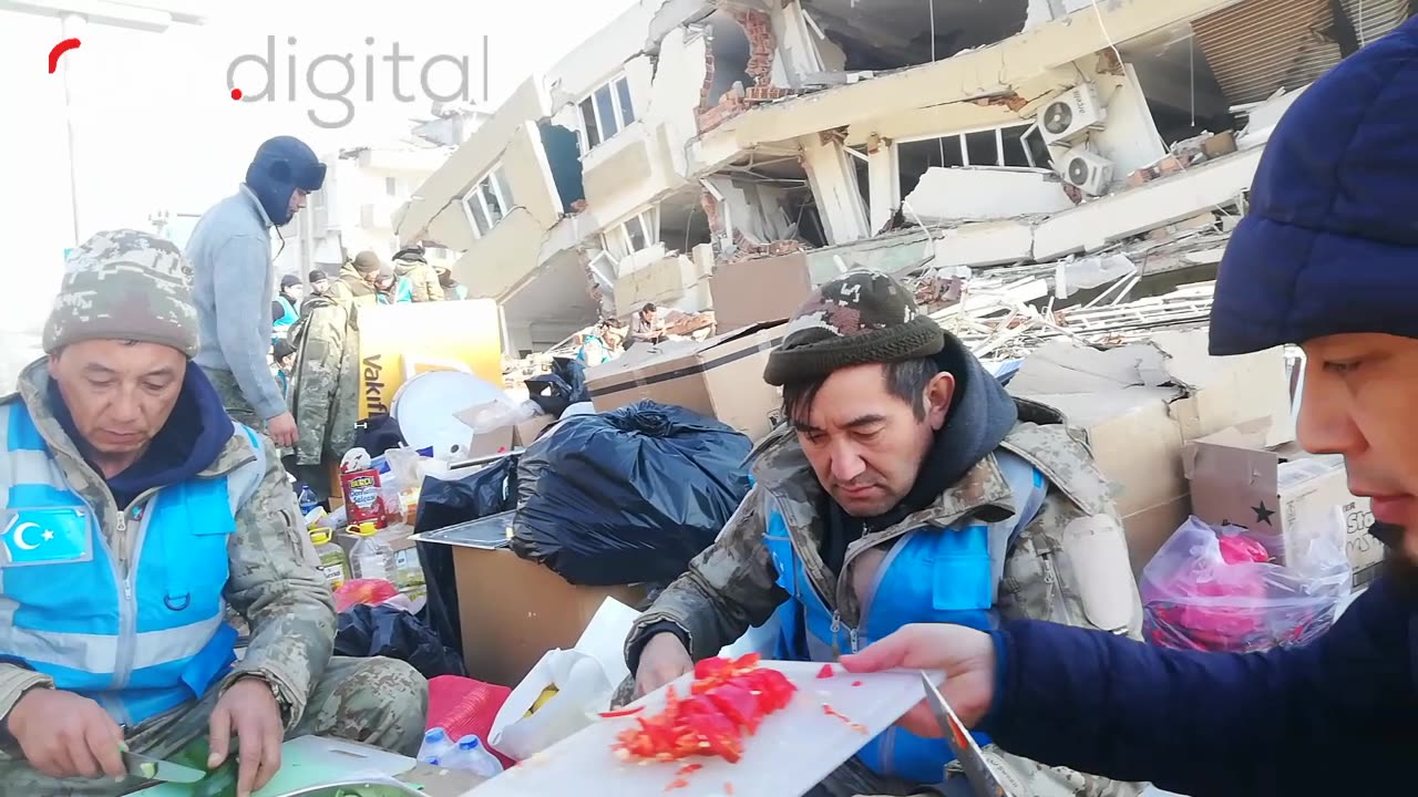 Uygur Türkleri, afetzedelere sıcak yemek için koştu!