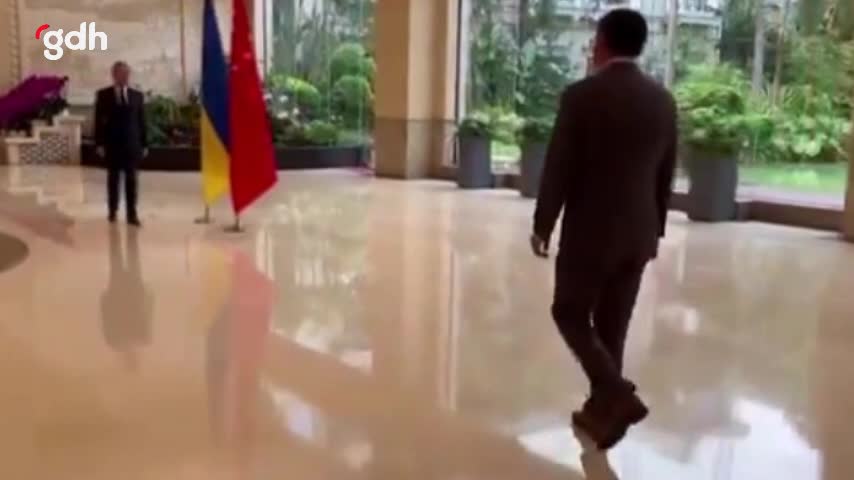 Kuleba ve Vang Yi Guangzhou'da görüştü, müzakerelere hazırız