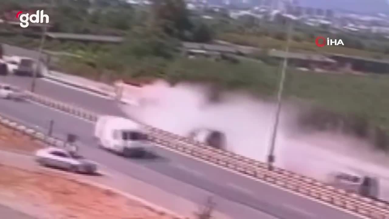 Bursa'da hafriyat kamyonunun lastiği trafikte patladı
