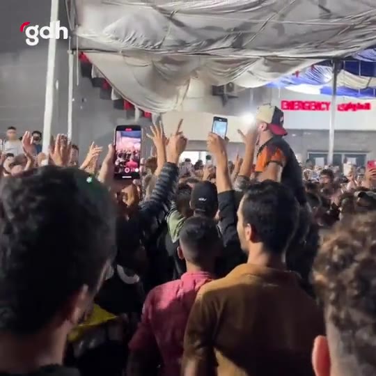 Gazzeliler, İsrail saldırıları sırasında inançla dualar etti