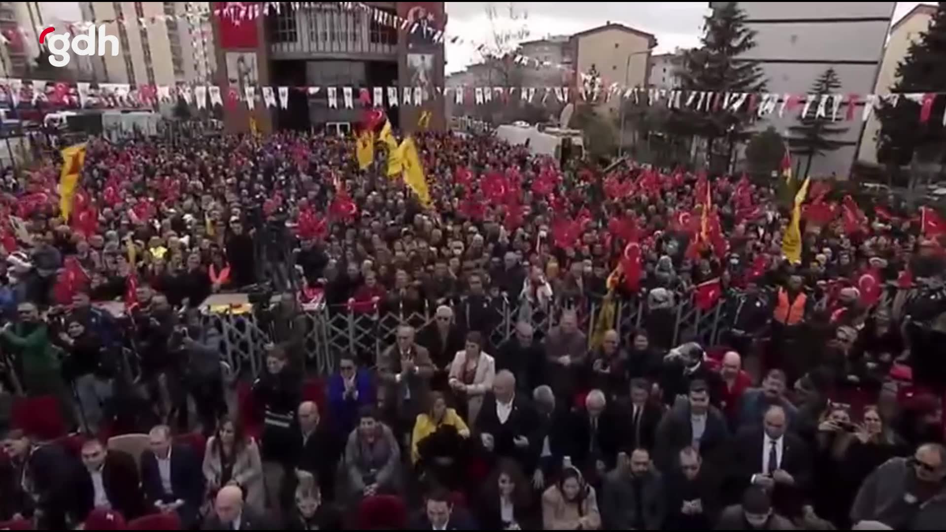 Özgür Özel, Cemevi açılışında hediye sazı öptü
