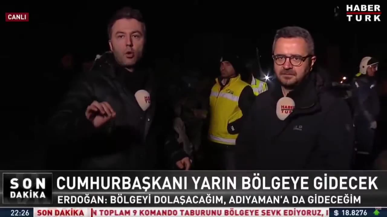 Mehmet Akif Ersoy, canlı yayında enkaz kaldırma çalışmalarını gösterdi