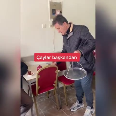 Sarıgül emeklilere çay dağıttı: Her şeyi bilirim!