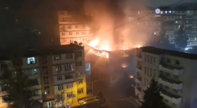 Bakü'deki alışveriş merkezinde büyük yangın çıktı, söndürme sürüyor