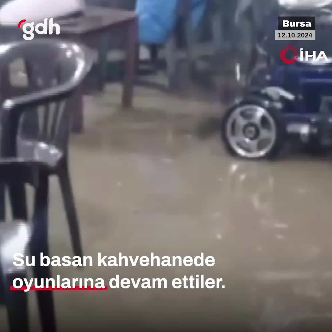 Bursa'da su basan kahvehanede vatandaşlar oyun oynamaya devam etti