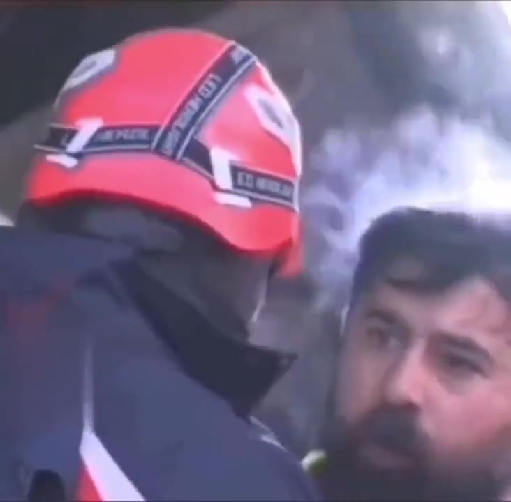 Görevlinin baretini çıkardığında başından duman çıkıyor