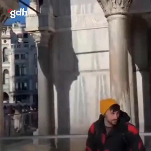 İtalya'da aktivistler, Venedik'te Aziz Markus Bazilikası'na çamur döktü