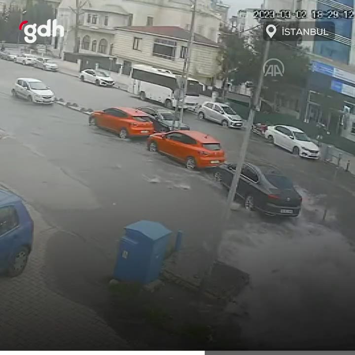 Kartal'da Rögar Kapağı Yerinden Fırladı, Cadde Suyla Kaplandı