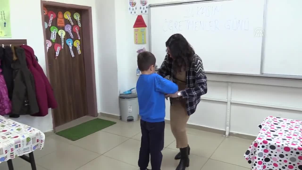 Batman'da öğrenci, öğretmenine 24 Kasım hediyesi tavuk verdi