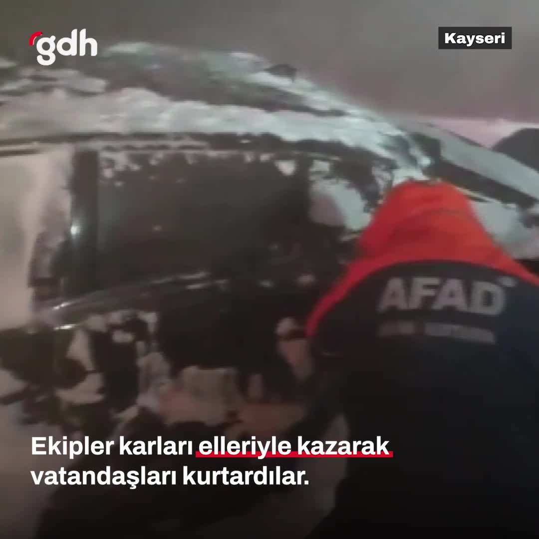 Kayseri'de AFAD ekipleri kar altında kalan otomobili kurtardı