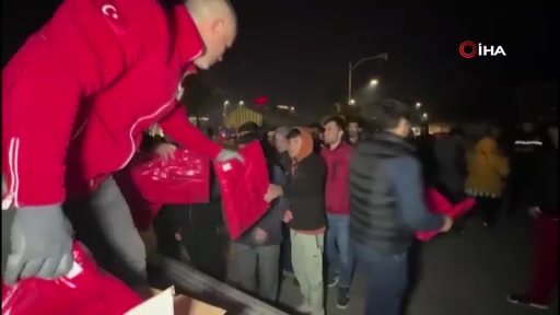 Düzce'de depremin ardından vatandaşlar parkta sabahladı