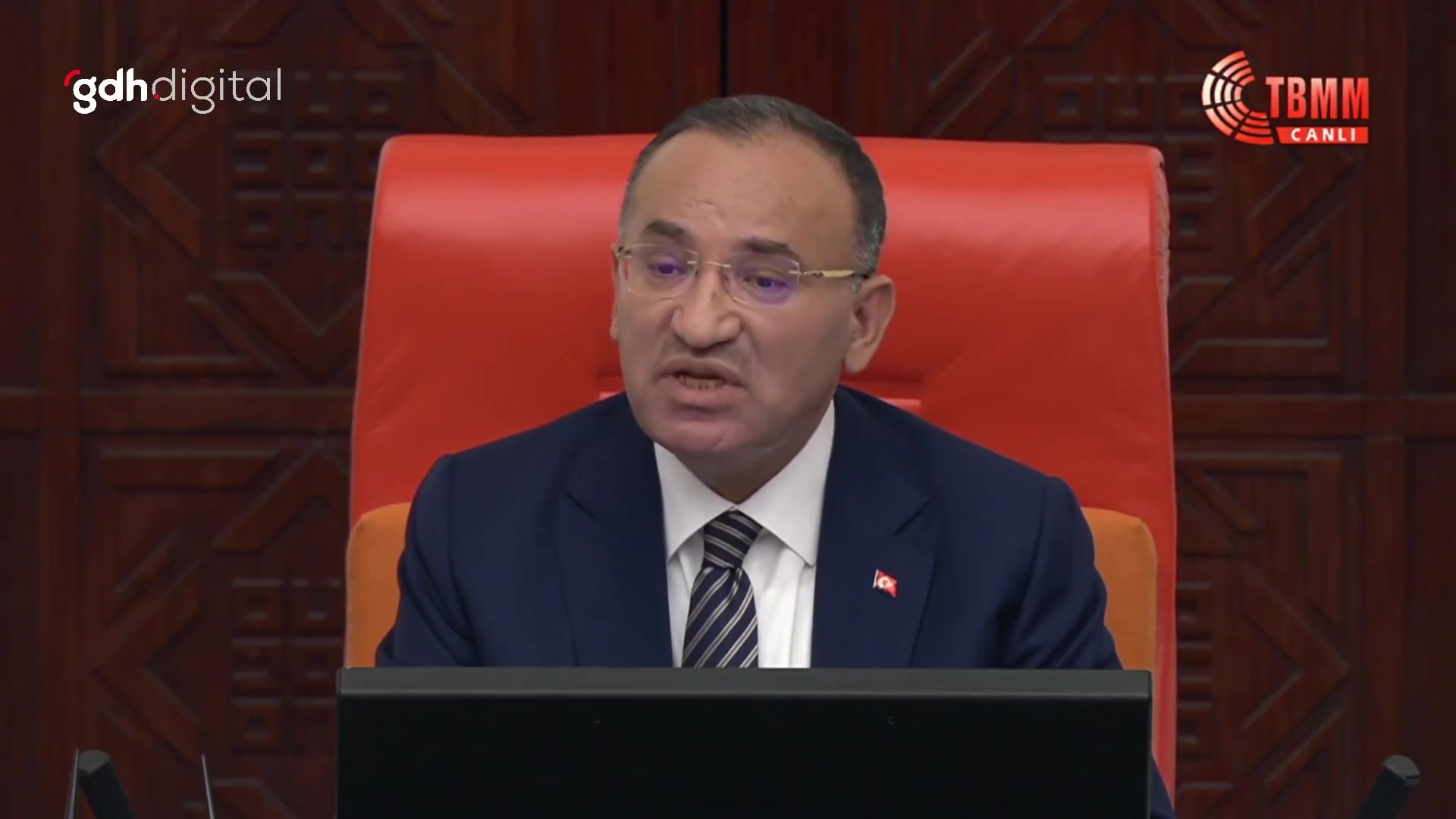 Meral Danış Beştaş: Anadilimde şiir okumam adaletsizliktir