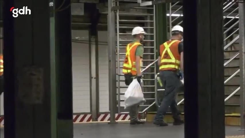 New York'ta 127 yıllık su şebekesi patladı, sokaklar suyla doldu