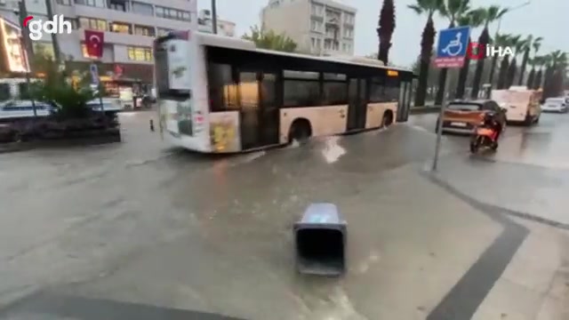 Çanakkale'de sağanak yağış cadde ve sokakları göle döktü